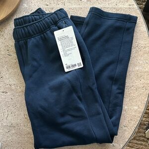 Lululemon Scuba Mid-Rise Tapered Pant in True Navy size XS